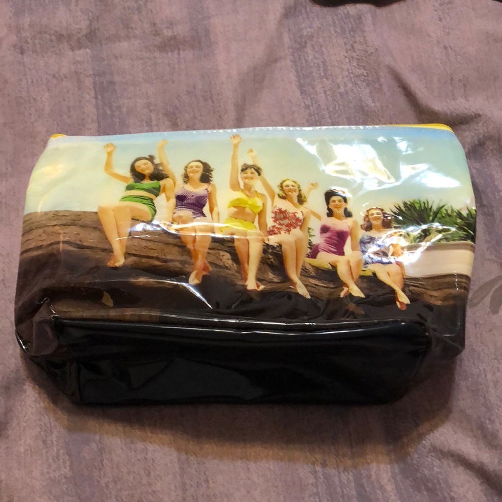 Funky makeup bag featuring seventies swimsuit models. Double as bag for wet suit